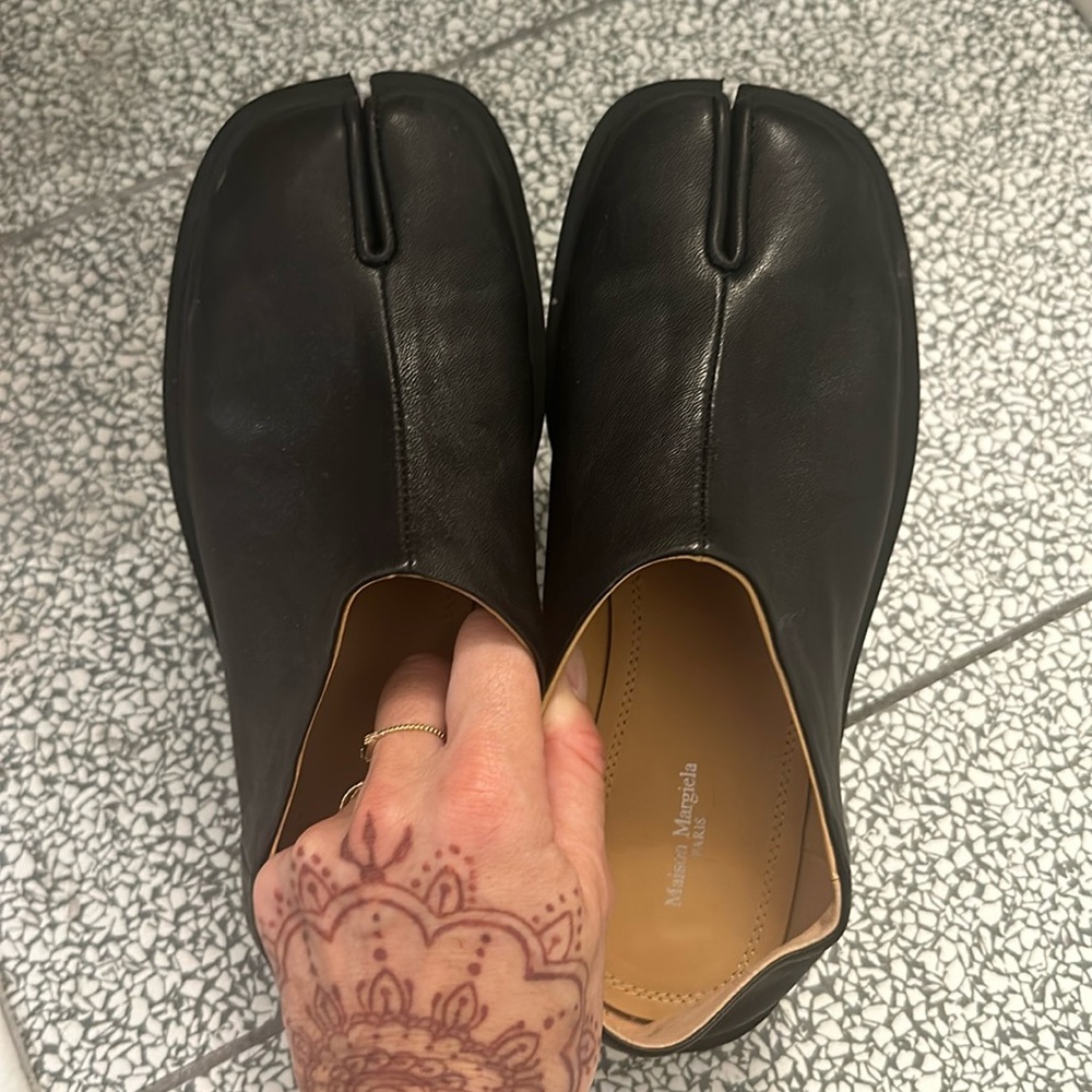 MAISON MARTIN MARGIELA BLACK LEATHER LOAFERS